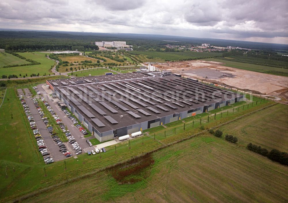 Aerial photograph Frankfurt / Oder - Blick auf das Werksgelände mit angrenzender Baustelle der First Solar Manufacturing GmbH in Frankfurt / Oder. Der Hersteller von Dünnschicht-Solarmodulen baut in Frankfurt / Oder seine zweite Solarfabrik. View of the plant ground with an adjacent construction site of the First Solar Manufacturing GmbH in Frankfurt / Oder. The manufacturer of thin-film solar modules erects in Frankfurt / Oder its second solar factory. Kontakt: First Solar Manufacturing GmbH, Marie-Curie-Straße 3, 15236 Frankfurt, Tel. 0335 52102-0,