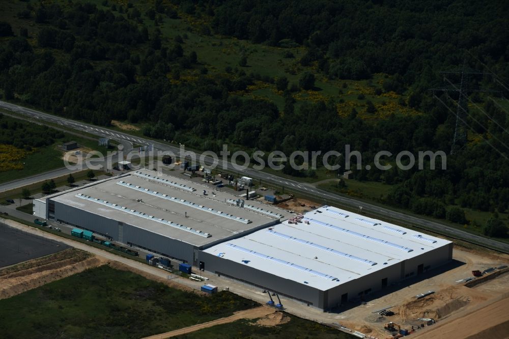 Aerial photograph Schwerin - Building and production halls on the premises of Flammaerotec GmbH & Co. KG on Ludwig-Boelkow-Strasse in Schwerin in the state Mecklenburg - Western Pomerania