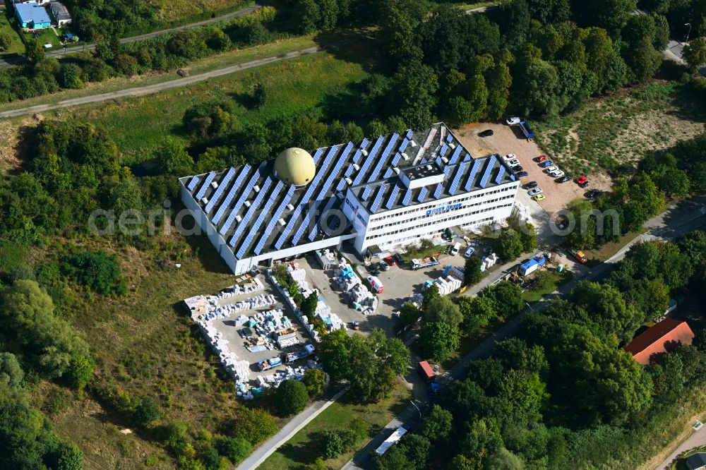 Aerial photograph Hamburg - Building and production halls on the premises of Fliesen-Zentrum Deutschland GmbH on street Rungedamm in Hamburg, Germany