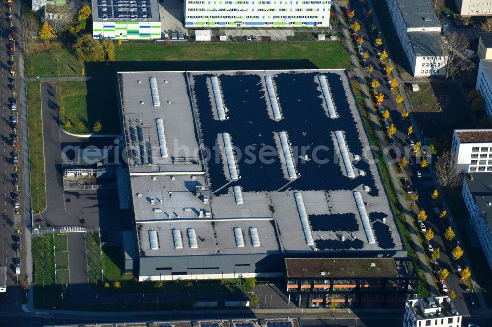 Berlin from the bird's eye view: Building and production halls on the premises of Freudenberg Dichtungs- and Schwingungstechnik GmbH on Gross-Berliner Donm in the district Adlershof in Berlin, Germany