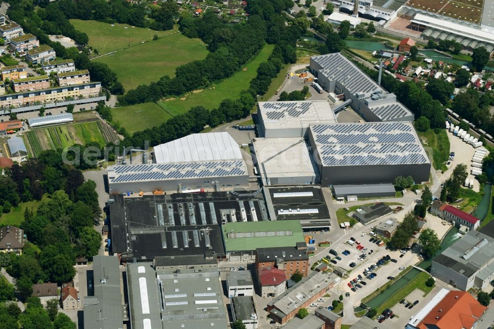 Aerial photograph Augsburg - Building and production halls on the premises of Freudenberg Haushaltsprodukte Augsburg GmbH in Augsburg in the state Bavaria, Germany