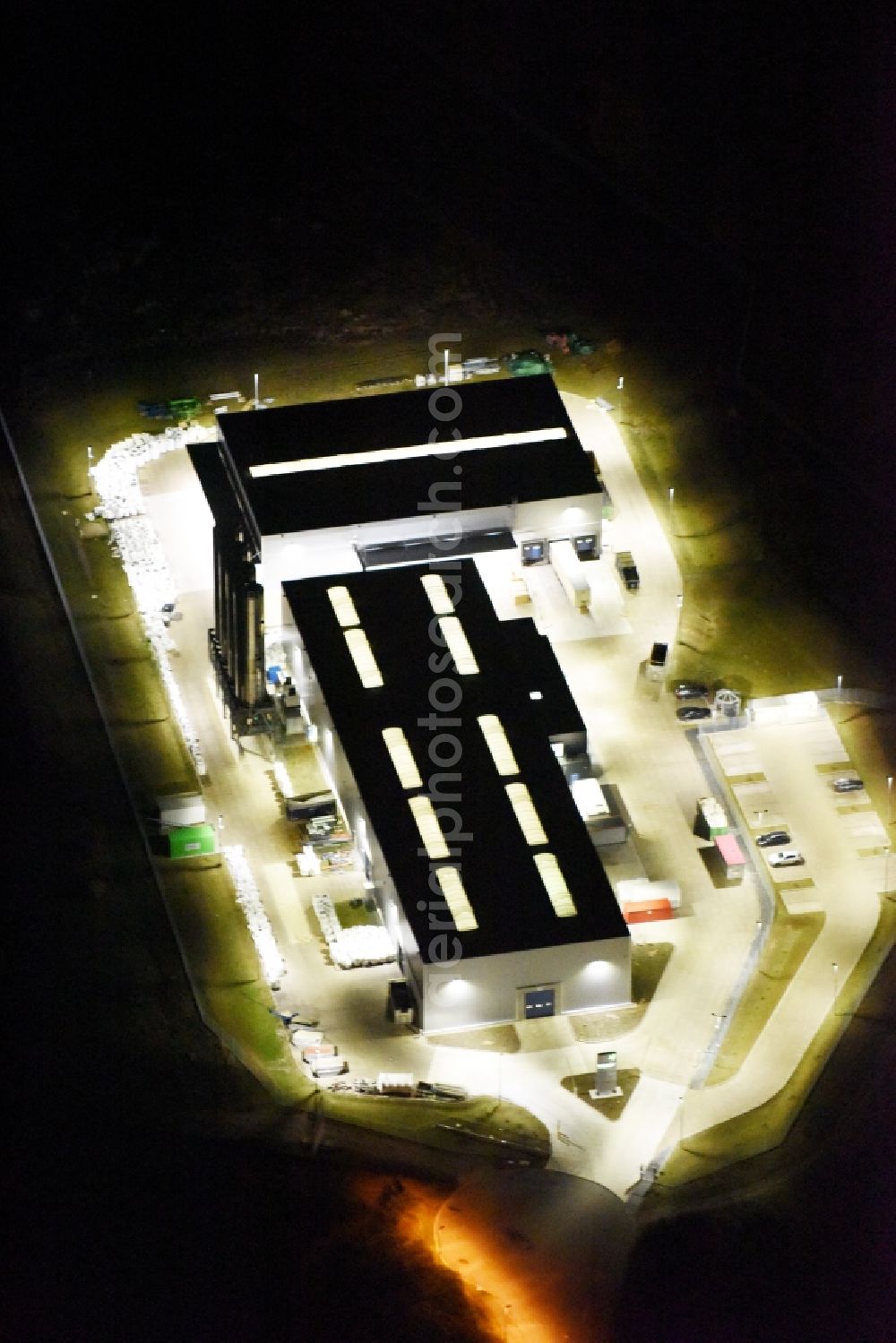 Schwerin from above - Night view building and production halls on the premises of FVH Folienveredelung Hamburg GmbH & Co. KG an der Ludwig-Boelkow-Strasse in Schwerin in the state Mecklenburg - Western Pomerania