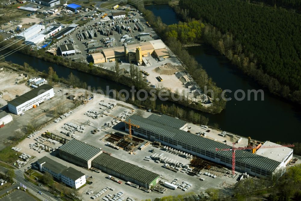 Aerial image Velten - Buildings and production halls on the premises of Gala-Lusit-Betonsteinwerke GmbH and bwb Betonwerk Velten GmbH & Co. KG in Velten in the state of Brandenburg, Germany