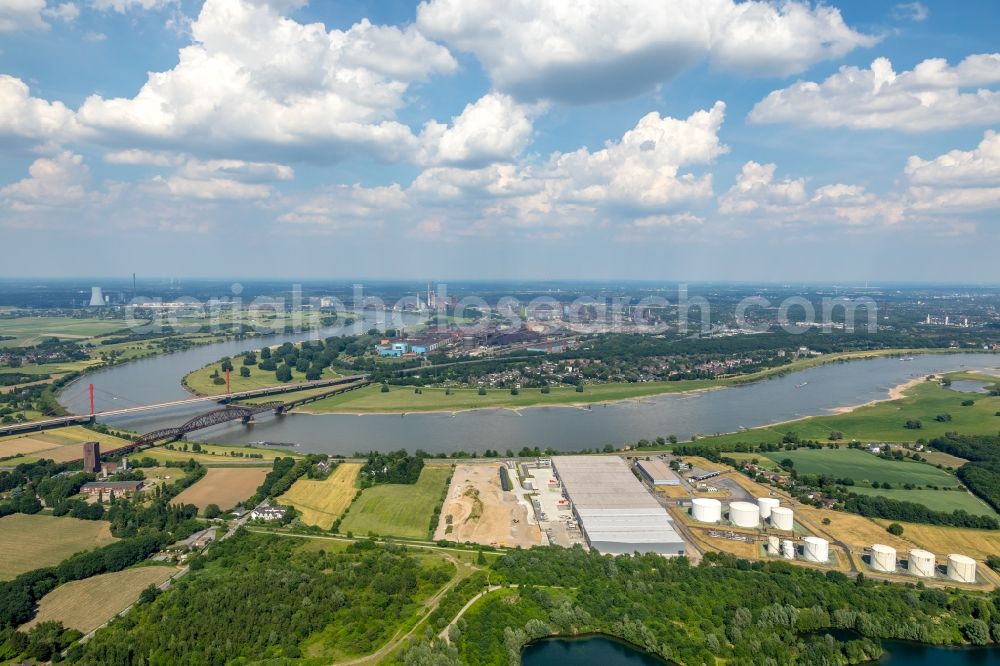 Aerial photograph Duisburg - Building and production halls on the premises of Gallhoefer roof GmbH on Rheindeichstrasse in Duisburg in the state North Rhine-Westphalia, Germany