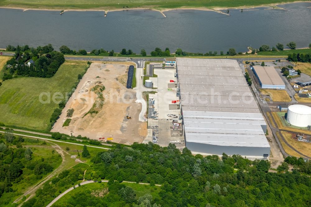 Duisburg from above - Building and production halls on the premises of Gallhoefer roof GmbH on Rheindeichstrasse in Duisburg in the state North Rhine-Westphalia, Germany