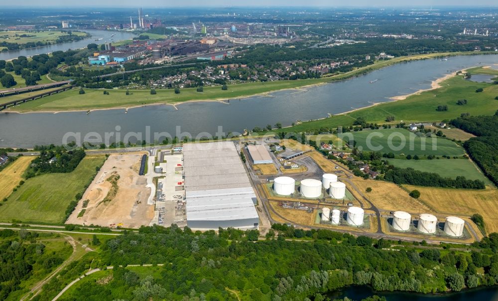 Duisburg from the bird's eye view: Building and production halls on the premises of Gallhoefer roof GmbH on Rheindeichstrasse in Duisburg in the state North Rhine-Westphalia, Germany