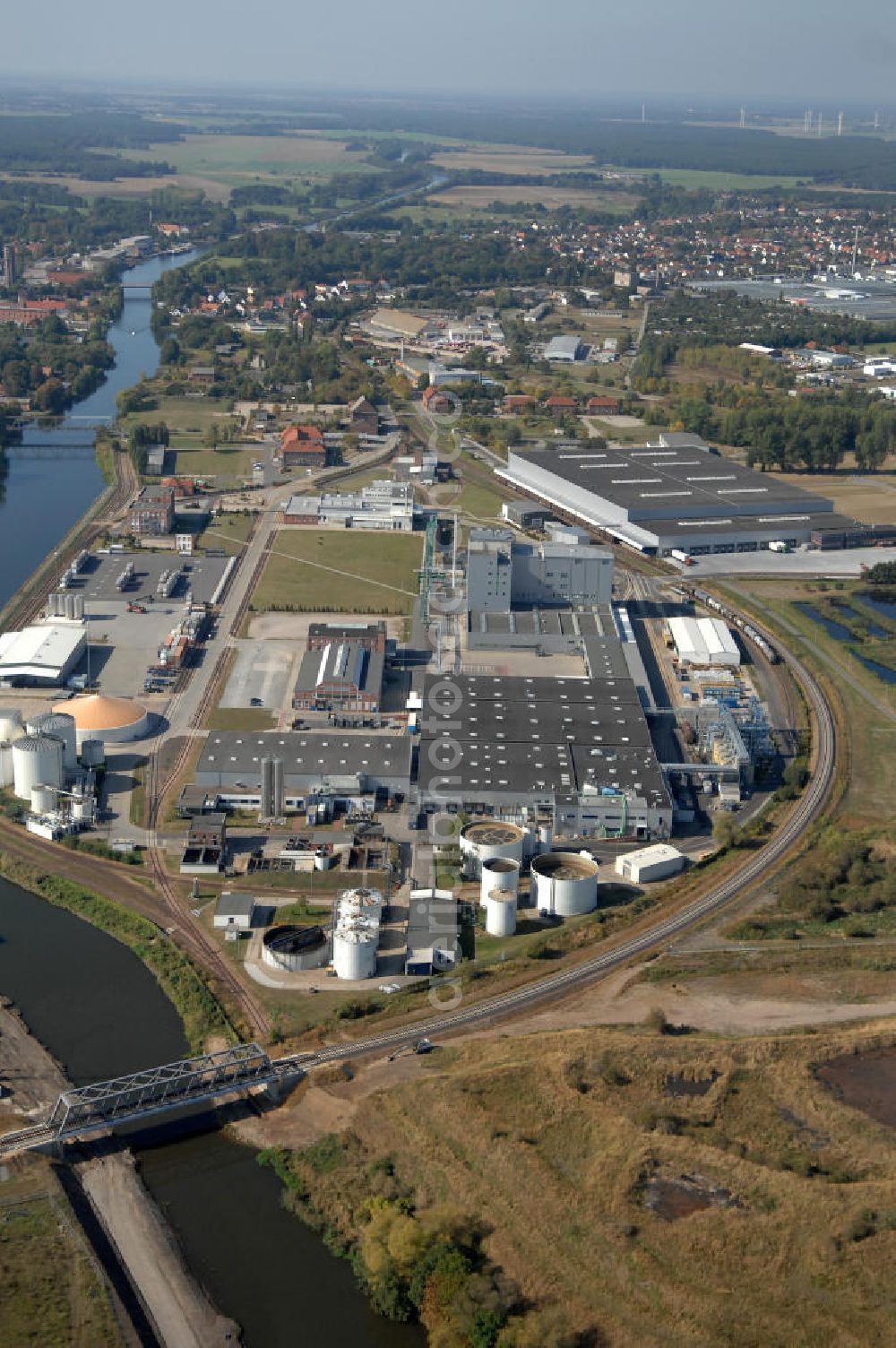 GENTHIN from above - Blick auf das Werksgelände der HENKEL AG vor der Schließung zum Jahresende. Der Henkel-Konzern stellt die Produktion von Waschpulvern am Standort Genthin zum Jahresende ein. Stattdessen will sich das Unternehmen dort ganz auf die Produktion von Flüssigwaschmitteln konzentrieren. Bei der Henkel Genthin GmbH sind derzeit rund 500 Menschen beschäftigt, darunter auch Leiharbeiter. Die Fabrik im Jerichower Land wurde 1921 von den Brüdern Hugo und Fritz Henkel Junior gegründet. 1945 wurde das Werk enteignet und entwickelte sich in der DDR zum größten Hersteller für Wasch- und Reinigungsmittel mit etwa 1700 Beschäftigten. Nach der Wende kaufte Henkel den Betrieb zurück, in den seither rund 120 Millionen Euro investiert wurden.