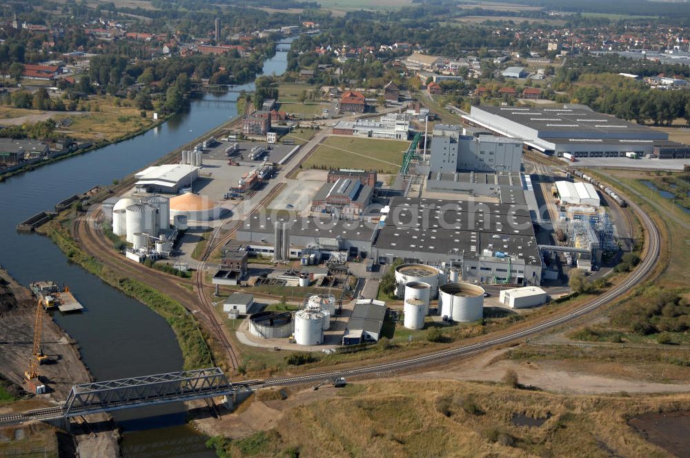 GENTHIN from the bird's eye view: Blick auf das Werksgelände der HENKEL AG vor der Schließung zum Jahresende. Der Henkel-Konzern stellt die Produktion von Waschpulvern am Standort Genthin zum Jahresende ein. Stattdessen will sich das Unternehmen dort ganz auf die Produktion von Flüssigwaschmitteln konzentrieren. Bei der Henkel Genthin GmbH sind derzeit rund 500 Menschen beschäftigt, darunter auch Leiharbeiter. Die Fabrik im Jerichower Land wurde 1921 von den Brüdern Hugo und Fritz Henkel Junior gegründet. 1945 wurde das Werk enteignet und entwickelte sich in der DDR zum größten Hersteller für Wasch- und Reinigungsmittel mit etwa 1700 Beschäftigten. Nach der Wende kaufte Henkel den Betrieb zurück, in den seither rund 120 Millionen Euro investiert wurden.