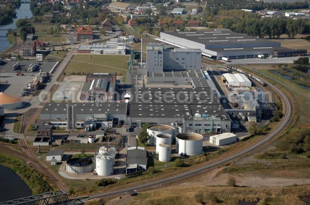 Aerial image GENTHIN - Blick auf das Werksgelände der HENKEL AG vor der Schließung zum Jahresende. Der Henkel-Konzern stellt die Produktion von Waschpulvern am Standort Genthin zum Jahresende ein. Stattdessen will sich das Unternehmen dort ganz auf die Produktion von Flüssigwaschmitteln konzentrieren. Bei der Henkel Genthin GmbH sind derzeit rund 500 Menschen beschäftigt, darunter auch Leiharbeiter. Die Fabrik im Jerichower Land wurde 1921 von den Brüdern Hugo und Fritz Henkel Junior gegründet. 1945 wurde das Werk enteignet und entwickelte sich in der DDR zum größten Hersteller für Wasch- und Reinigungsmittel mit etwa 1700 Beschäftigten. Nach der Wende kaufte Henkel den Betrieb zurück, in den seither rund 120 Millionen Euro investiert wurden.