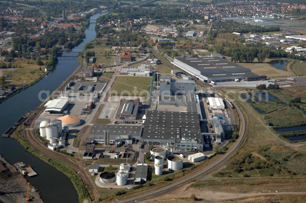 Aerial photograph GENTHIN - Blick auf das Werksgelände der HENKEL AG vor der Schließung zum Jahresende. Der Henkel-Konzern stellt die Produktion von Waschpulvern am Standort Genthin zum Jahresende ein. Stattdessen will sich das Unternehmen dort ganz auf die Produktion von Flüssigwaschmitteln konzentrieren. Bei der Henkel Genthin GmbH sind derzeit rund 500 Menschen beschäftigt, darunter auch Leiharbeiter. Die Fabrik im Jerichower Land wurde 1921 von den Brüdern Hugo und Fritz Henkel Junior gegründet. 1945 wurde das Werk enteignet und entwickelte sich in der DDR zum größten Hersteller für Wasch- und Reinigungsmittel mit etwa 1700 Beschäftigten. Nach der Wende kaufte Henkel den Betrieb zurück, in den seither rund 120 Millionen Euro investiert wurden.