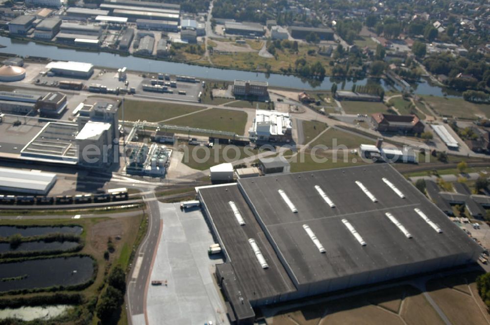 GENTHIN from above - Blick auf das Werksgelände der HENKEL AG vor der Schließung zum Jahresende. Der Henkel-Konzern stellt die Produktion von Waschpulvern am Standort Genthin zum Jahresende ein. Stattdessen will sich das Unternehmen dort ganz auf die Produktion von Flüssigwaschmitteln konzentrieren. Bei der Henkel Genthin GmbH sind derzeit rund 500 Menschen beschäftigt, darunter auch Leiharbeiter. Die Fabrik im Jerichower Land wurde 1921 von den Brüdern Hugo und Fritz Henkel Junior gegründet. 1945 wurde das Werk enteignet und entwickelte sich in der DDR zum größten Hersteller für Wasch- und Reinigungsmittel mit etwa 1700 Beschäftigten. Nach der Wende kaufte Henkel den Betrieb zurück, in den seither rund 120 Millionen Euro investiert wurden.