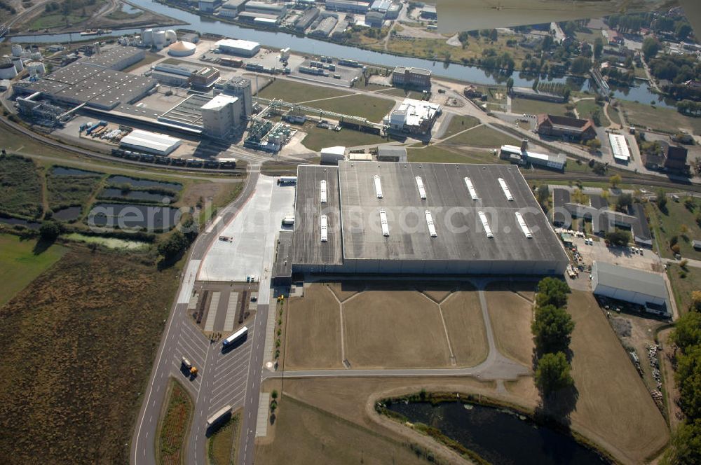 GENTHIN from the bird's eye view: Blick auf das Werksgelände der HENKEL AG vor der Schließung zum Jahresende. Der Henkel-Konzern stellt die Produktion von Waschpulvern am Standort Genthin zum Jahresende ein. Stattdessen will sich das Unternehmen dort ganz auf die Produktion von Flüssigwaschmitteln konzentrieren. Bei der Henkel Genthin GmbH sind derzeit rund 500 Menschen beschäftigt, darunter auch Leiharbeiter. Die Fabrik im Jerichower Land wurde 1921 von den Brüdern Hugo und Fritz Henkel Junior gegründet. 1945 wurde das Werk enteignet und entwickelte sich in der DDR zum größten Hersteller für Wasch- und Reinigungsmittel mit etwa 1700 Beschäftigten. Nach der Wende kaufte Henkel den Betrieb zurück, in den seither rund 120 Millionen Euro investiert wurden.