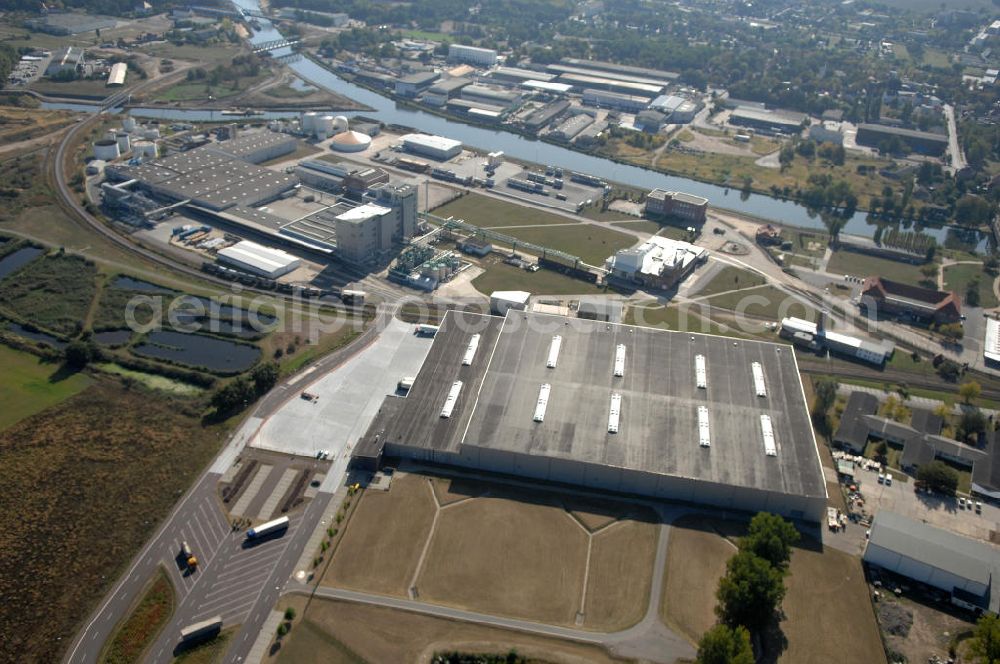 Aerial image GENTHIN - Blick auf das Werksgelände der HENKEL AG vor der Schließung zum Jahresende. Der Henkel-Konzern stellt die Produktion von Waschpulvern am Standort Genthin zum Jahresende ein. Stattdessen will sich das Unternehmen dort ganz auf die Produktion von Flüssigwaschmitteln konzentrieren. Bei der Henkel Genthin GmbH sind derzeit rund 500 Menschen beschäftigt, darunter auch Leiharbeiter. Die Fabrik im Jerichower Land wurde 1921 von den Brüdern Hugo und Fritz Henkel Junior gegründet. 1945 wurde das Werk enteignet und entwickelte sich in der DDR zum größten Hersteller für Wasch- und Reinigungsmittel mit etwa 1700 Beschäftigten. Nach der Wende kaufte Henkel den Betrieb zurück, in den seither rund 120 Millionen Euro investiert wurden.