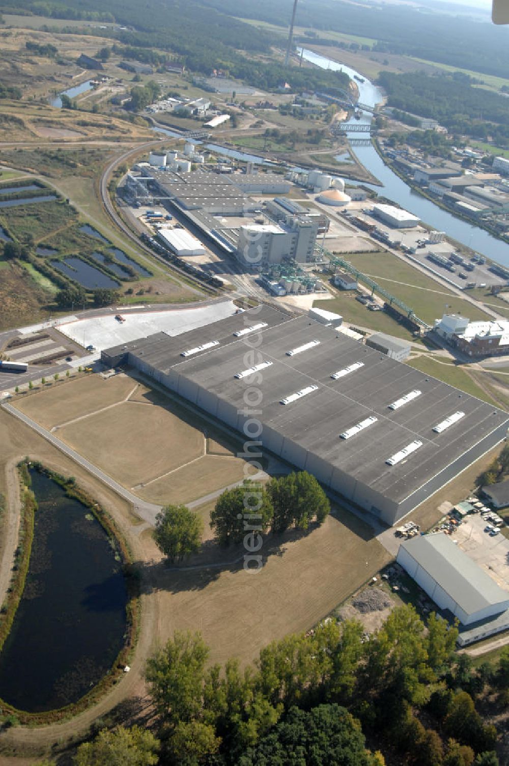 Aerial photograph GENTHIN - Blick auf das Werksgelände der HENKEL AG vor der Schließung zum Jahresende. Der Henkel-Konzern stellt die Produktion von Waschpulvern am Standort Genthin zum Jahresende ein. Stattdessen will sich das Unternehmen dort ganz auf die Produktion von Flüssigwaschmitteln konzentrieren. Bei der Henkel Genthin GmbH sind derzeit rund 500 Menschen beschäftigt, darunter auch Leiharbeiter. Die Fabrik im Jerichower Land wurde 1921 von den Brüdern Hugo und Fritz Henkel Junior gegründet. 1945 wurde das Werk enteignet und entwickelte sich in der DDR zum größten Hersteller für Wasch- und Reinigungsmittel mit etwa 1700 Beschäftigten. Nach der Wende kaufte Henkel den Betrieb zurück, in den seither rund 120 Millionen Euro investiert wurden.