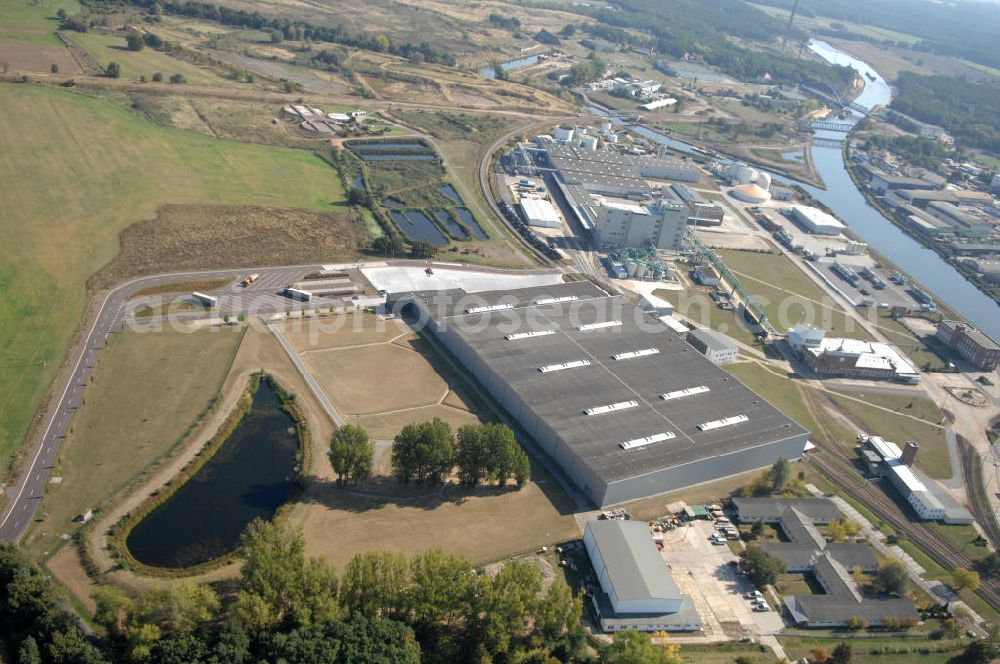 GENTHIN from above - Blick auf das Werksgelände der HENKEL AG vor der Schließung zum Jahresende. Der Henkel-Konzern stellt die Produktion von Waschpulvern am Standort Genthin zum Jahresende ein. Stattdessen will sich das Unternehmen dort ganz auf die Produktion von Flüssigwaschmitteln konzentrieren. Bei der Henkel Genthin GmbH sind derzeit rund 500 Menschen beschäftigt, darunter auch Leiharbeiter. Die Fabrik im Jerichower Land wurde 1921 von den Brüdern Hugo und Fritz Henkel Junior gegründet. 1945 wurde das Werk enteignet und entwickelte sich in der DDR zum größten Hersteller für Wasch- und Reinigungsmittel mit etwa 1700 Beschäftigten. Nach der Wende kaufte Henkel den Betrieb zurück, in den seither rund 120 Millionen Euro investiert wurden.