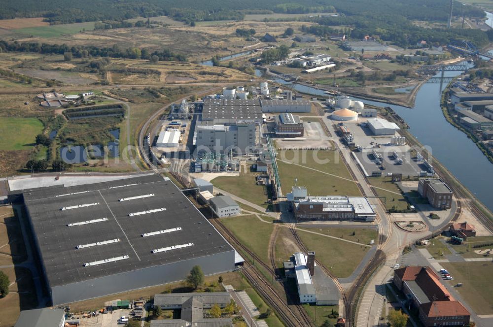 GENTHIN from the bird's eye view: Blick auf das Werksgelände der HENKEL AG vor der Schließung zum Jahresende. Der Henkel-Konzern stellt die Produktion von Waschpulvern am Standort Genthin zum Jahresende ein. Stattdessen will sich das Unternehmen dort ganz auf die Produktion von Flüssigwaschmitteln konzentrieren. Bei der Henkel Genthin GmbH sind derzeit rund 500 Menschen beschäftigt, darunter auch Leiharbeiter. Die Fabrik im Jerichower Land wurde 1921 von den Brüdern Hugo und Fritz Henkel Junior gegründet. 1945 wurde das Werk enteignet und entwickelte sich in der DDR zum größten Hersteller für Wasch- und Reinigungsmittel mit etwa 1700 Beschäftigten. Nach der Wende kaufte Henkel den Betrieb zurück, in den seither rund 120 Millionen Euro investiert wurden.