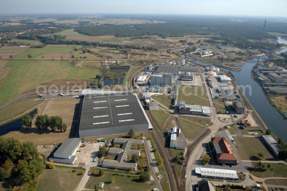 Aerial image GENTHIN - Blick auf das Werksgelände der HENKEL AG vor der Schließung zum Jahresende. Der Henkel-Konzern stellt die Produktion von Waschpulvern am Standort Genthin zum Jahresende ein. Stattdessen will sich das Unternehmen dort ganz auf die Produktion von Flüssigwaschmitteln konzentrieren. Bei der Henkel Genthin GmbH sind derzeit rund 500 Menschen beschäftigt, darunter auch Leiharbeiter. Die Fabrik im Jerichower Land wurde 1921 von den Brüdern Hugo und Fritz Henkel Junior gegründet. 1945 wurde das Werk enteignet und entwickelte sich in der DDR zum größten Hersteller für Wasch- und Reinigungsmittel mit etwa 1700 Beschäftigten. Nach der Wende kaufte Henkel den Betrieb zurück, in den seither rund 120 Millionen Euro investiert wurden.