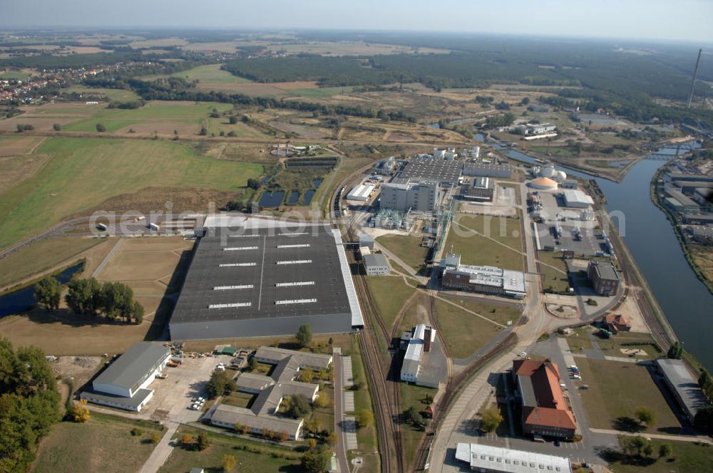 Aerial photograph GENTHIN - Blick auf das Werksgelände der HENKEL AG vor der Schließung zum Jahresende. Der Henkel-Konzern stellt die Produktion von Waschpulvern am Standort Genthin zum Jahresende ein. Stattdessen will sich das Unternehmen dort ganz auf die Produktion von Flüssigwaschmitteln konzentrieren. Bei der Henkel Genthin GmbH sind derzeit rund 500 Menschen beschäftigt, darunter auch Leiharbeiter. Die Fabrik im Jerichower Land wurde 1921 von den Brüdern Hugo und Fritz Henkel Junior gegründet. 1945 wurde das Werk enteignet und entwickelte sich in der DDR zum größten Hersteller für Wasch- und Reinigungsmittel mit etwa 1700 Beschäftigten. Nach der Wende kaufte Henkel den Betrieb zurück, in den seither rund 120 Millionen Euro investiert wurden.