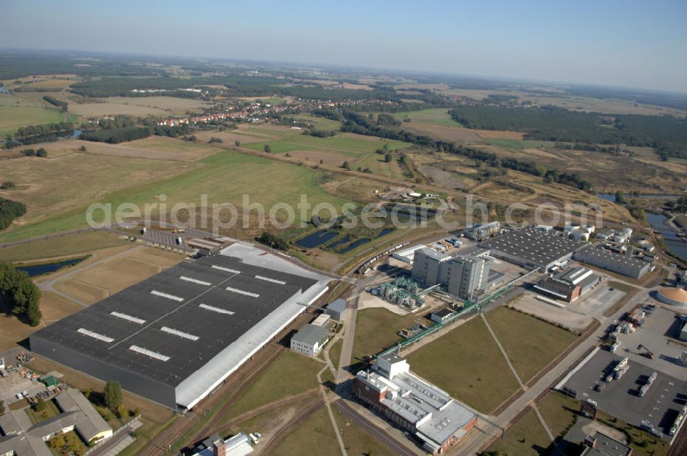 GENTHIN from above - Blick auf das Werksgelände der HENKEL AG vor der Schließung zum Jahresende. Der Henkel-Konzern stellt die Produktion von Waschpulvern am Standort Genthin zum Jahresende ein. Stattdessen will sich das Unternehmen dort ganz auf die Produktion von Flüssigwaschmitteln konzentrieren. Bei der Henkel Genthin GmbH sind derzeit rund 500 Menschen beschäftigt, darunter auch Leiharbeiter. Die Fabrik im Jerichower Land wurde 1921 von den Brüdern Hugo und Fritz Henkel Junior gegründet. 1945 wurde das Werk enteignet und entwickelte sich in der DDR zum größten Hersteller für Wasch- und Reinigungsmittel mit etwa 1700 Beschäftigten. Nach der Wende kaufte Henkel den Betrieb zurück, in den seither rund 120 Millionen Euro investiert wurden.