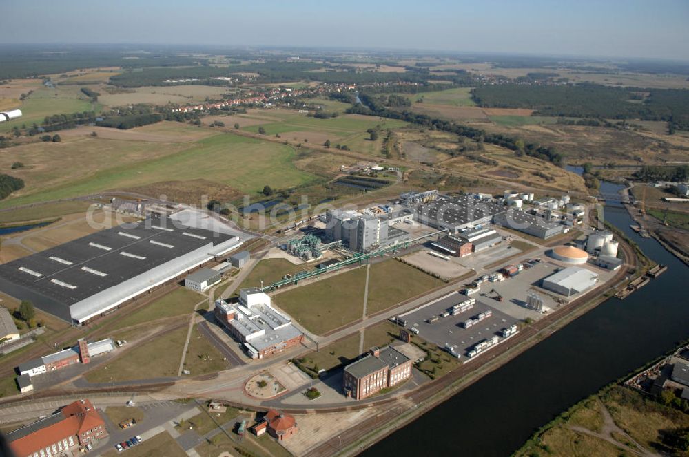 GENTHIN from the bird's eye view: Blick auf das Werksgelände der HENKEL AG vor der Schließung zum Jahresende. Der Henkel-Konzern stellt die Produktion von Waschpulvern am Standort Genthin zum Jahresende ein. Stattdessen will sich das Unternehmen dort ganz auf die Produktion von Flüssigwaschmitteln konzentrieren. Bei der Henkel Genthin GmbH sind derzeit rund 500 Menschen beschäftigt, darunter auch Leiharbeiter. Die Fabrik im Jerichower Land wurde 1921 von den Brüdern Hugo und Fritz Henkel Junior gegründet. 1945 wurde das Werk enteignet und entwickelte sich in der DDR zum größten Hersteller für Wasch- und Reinigungsmittel mit etwa 1700 Beschäftigten. Nach der Wende kaufte Henkel den Betrieb zurück, in den seither rund 120 Millionen Euro investiert wurden.