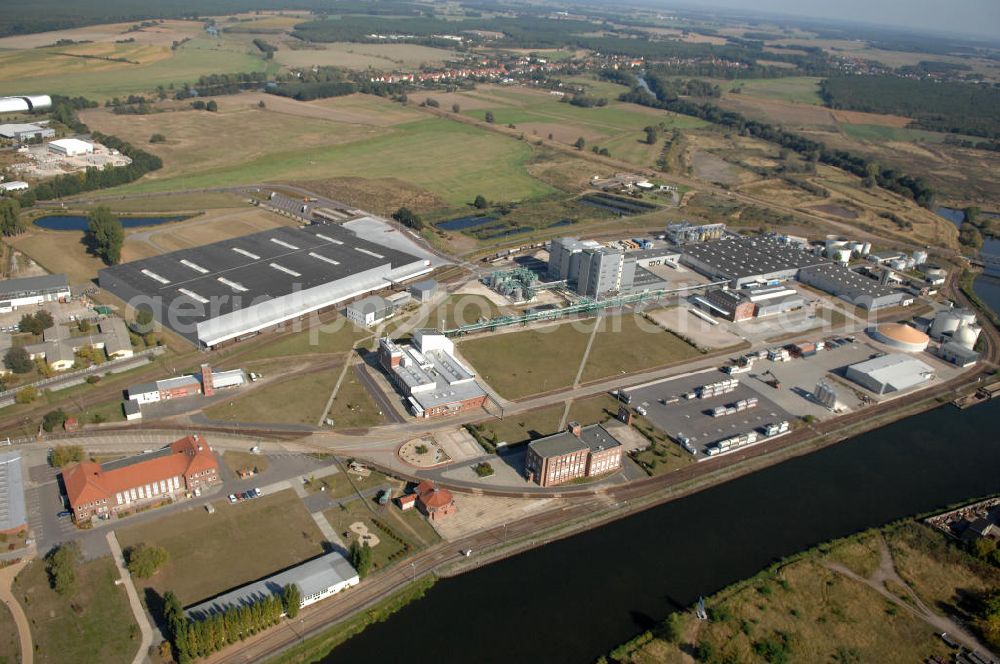 Aerial image GENTHIN - Blick auf das Werksgelände der HENKEL AG vor der Schließung zum Jahresende. Der Henkel-Konzern stellt die Produktion von Waschpulvern am Standort Genthin zum Jahresende ein. Stattdessen will sich das Unternehmen dort ganz auf die Produktion von Flüssigwaschmitteln konzentrieren. Bei der Henkel Genthin GmbH sind derzeit rund 500 Menschen beschäftigt, darunter auch Leiharbeiter. Die Fabrik im Jerichower Land wurde 1921 von den Brüdern Hugo und Fritz Henkel Junior gegründet. 1945 wurde das Werk enteignet und entwickelte sich in der DDR zum größten Hersteller für Wasch- und Reinigungsmittel mit etwa 1700 Beschäftigten. Nach der Wende kaufte Henkel den Betrieb zurück, in den seither rund 120 Millionen Euro investiert wurden.