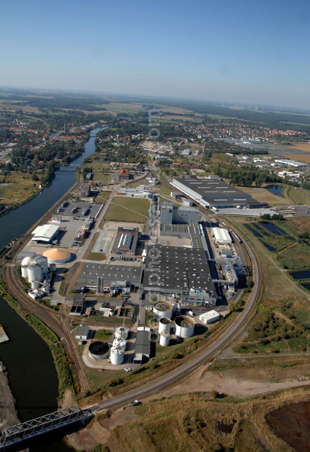 GENTHIN from the bird's eye view: Blick auf das Werksgelände der HENKEL AG vor der Schließung zum Jahresende. Der Henkel-Konzern stellt die Produktion von Waschpulvern am Standort Genthin zum Jahresende ein. Stattdessen will sich das Unternehmen dort ganz auf die Produktion von Flüssigwaschmitteln konzentrieren. Bei der Henkel Genthin GmbH sind derzeit rund 500 Menschen beschäftigt, darunter auch Leiharbeiter. Die Fabrik im Jerichower Land wurde 1921 von den Brüdern Hugo und Fritz Henkel Junior gegründet. 1945 wurde das Werk enteignet und entwickelte sich in der DDR zum größten Hersteller für Wasch- und Reinigungsmittel mit etwa 1700 Beschäftigten. Nach der Wende kaufte Henkel den Betrieb zurück, in den seither rund 120 Millionen Euro investiert wurden.