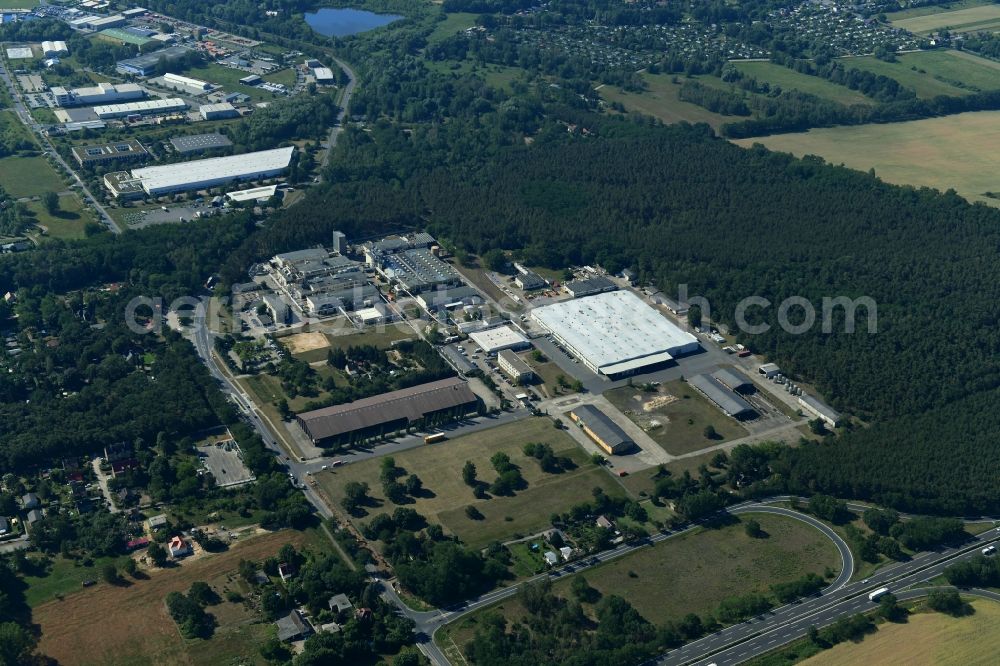 Aerial photograph Werder (Havel) - Building and production halls on the premises of Herbstreith & Fox KG in Werder (Havel) in the state Brandenburg, Germany