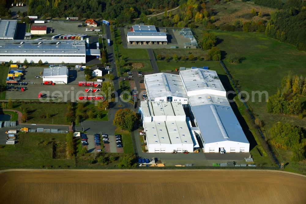 Aerial photograph Burg - Building and production halls on the premises of High Tech Color Eloxal- and Pulverbeschichtungswerk GmbH on Erlenweg in the district Guetter in Burg in the state Saxony-Anhalt, Germany