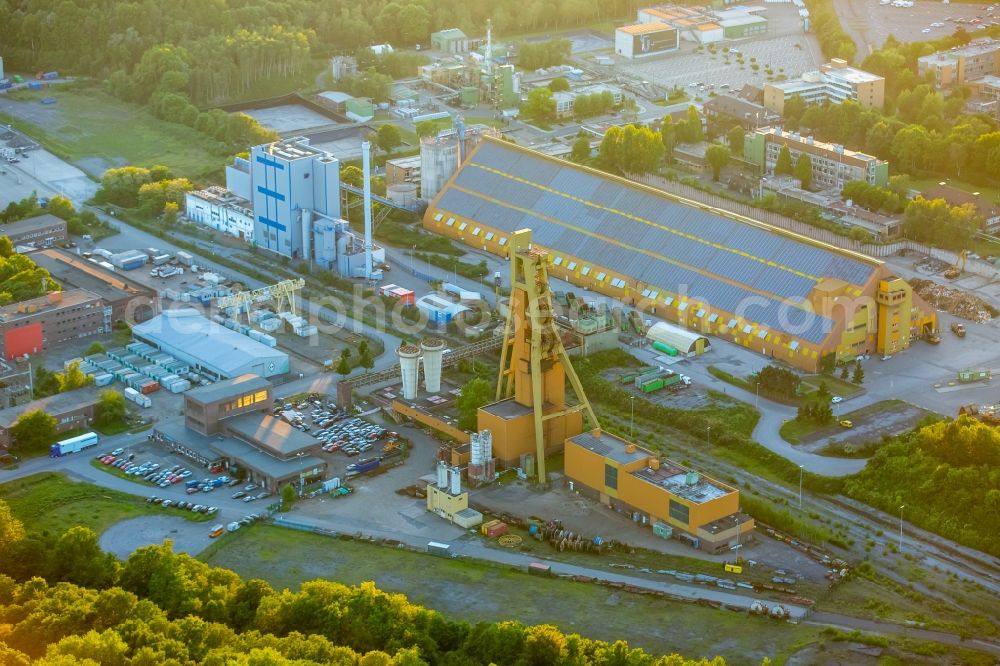 Aerial photograph Bergkamen - Building and production halls on the premises of Holzkontor Bergkamen GmbH & Co.KG in the district Weddinghofen in Bergkamen in the state North Rhine-Westphalia, Germany