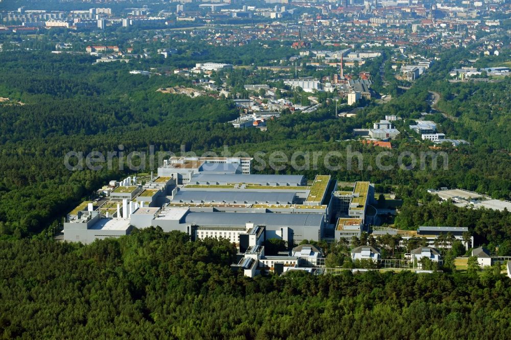 Dresden from the bird's eye view: Building and production halls on the premises of Infineon Technologies Dresden GmbH on Koenigsbruecker Str in the district Klotzsche in Dresden in the state Saxony, Germany