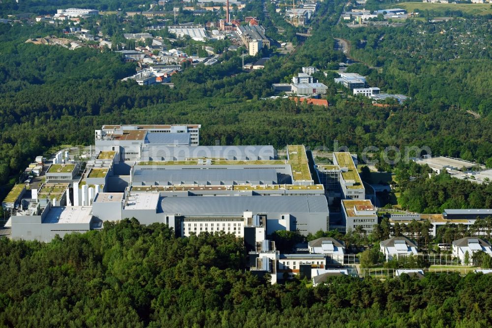 Aerial image Dresden - Building and production halls on the premises of Infineon Technologies Dresden GmbH on Koenigsbruecker Str in the district Klotzsche in Dresden in the state Saxony, Germany