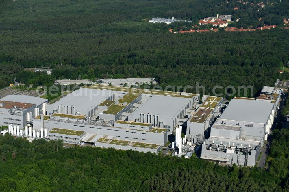 Dresden from the bird's eye view: Building and production halls on the premises of Infineon Technologies Dresden GmbH on Koenigsbruecker Str in the district Klotzsche in Dresden in the state Saxony, Germany