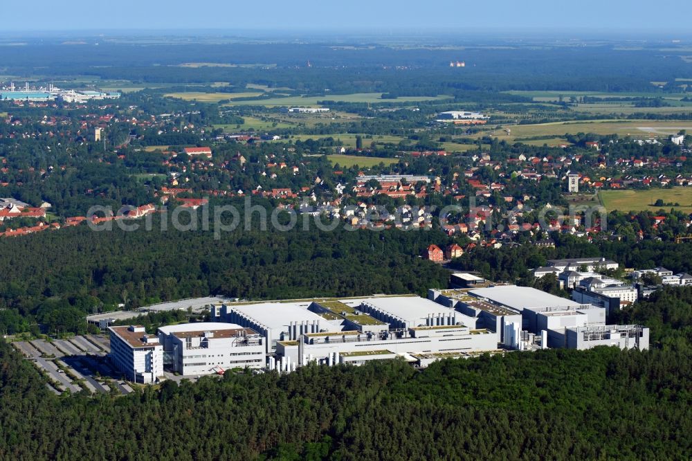 Aerial photograph Dresden - Building and production halls on the premises of Infineon Technologies Dresden GmbH on Koenigsbruecker Str in the district Klotzsche in Dresden in the state Saxony, Germany