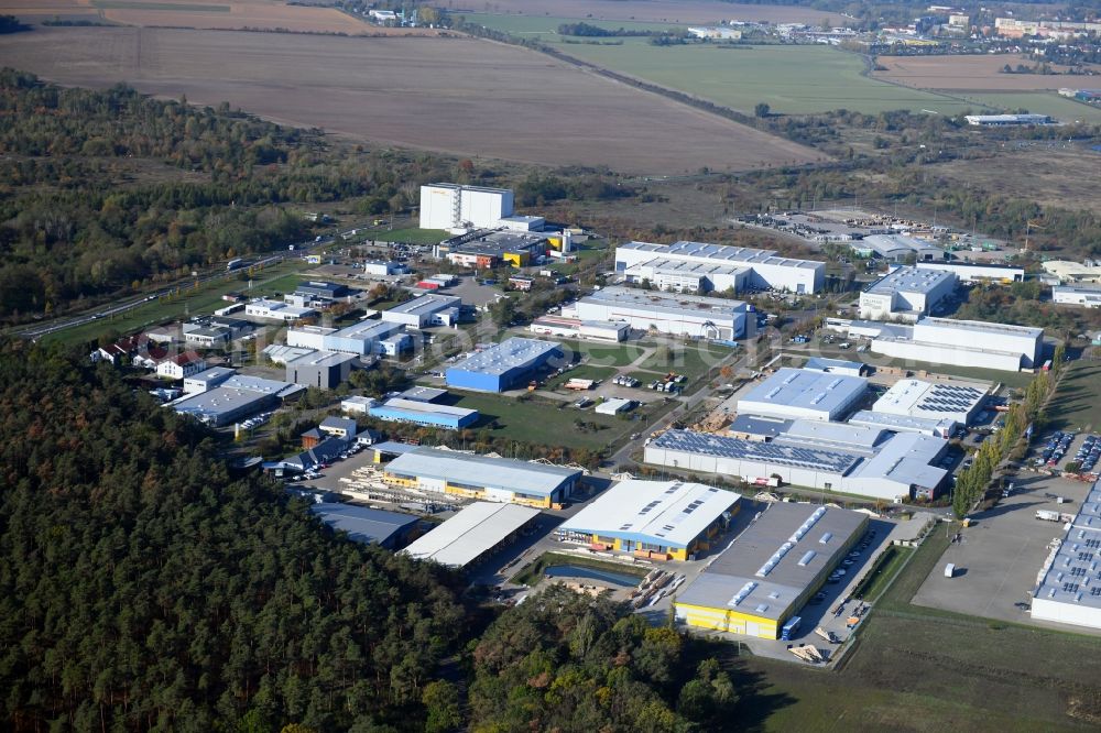 Burg from the bird's eye view: Building and production halls on the premises of Ing.-Holzbau Schnoor GmbH & Co. KG on Tuchmacherweg in Burg in the state Saxony-Anhalt, Germany