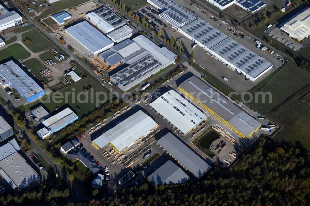 Burg from the bird's eye view: Building and production halls on the premises of Ing.-Holzbau Schnoor GmbH & Co. KG on Tuchmacherweg in Burg in the state Saxony-Anhalt, Germany