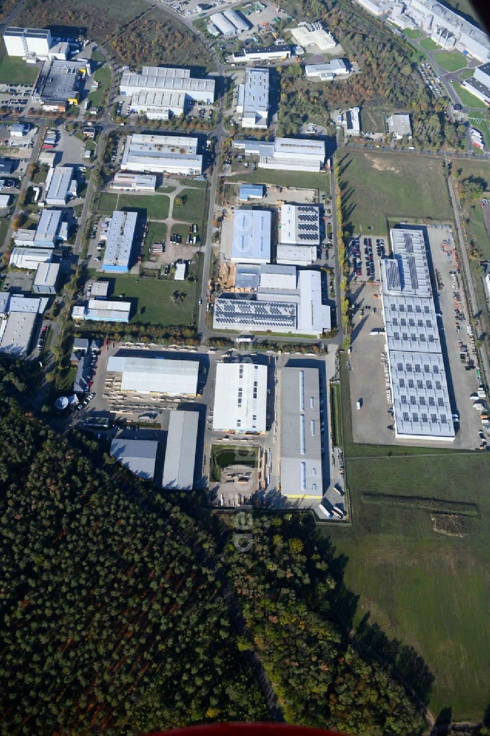 Burg from the bird's eye view: Building and production halls on the premises of Ing.-Holzbau Schnoor GmbH & Co. KG on Tuchmacherweg in Burg in the state Saxony-Anhalt, Germany