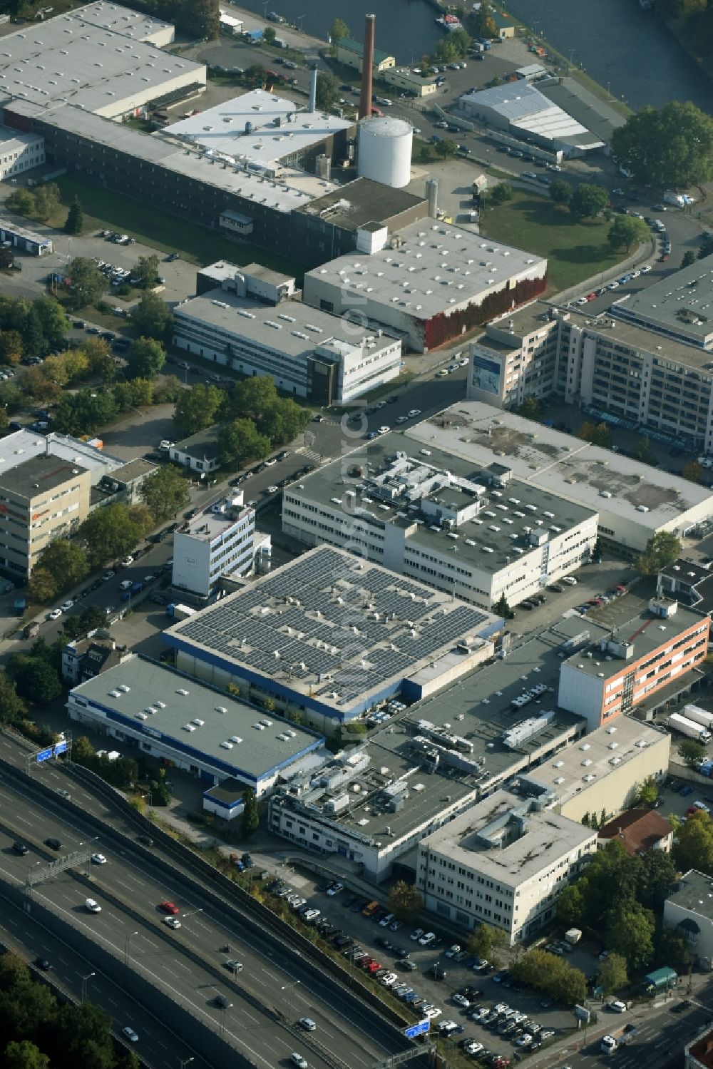 Aerial photograph Berlin - Building and production halls on the premises of inha GmbH - Werkzeuge Maschinen Kugellager on the Ballinstrasse in Berlin