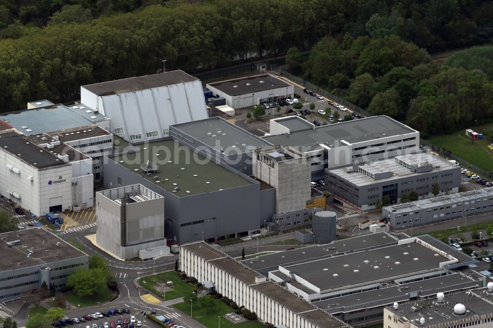 Toulouse from the bird's eye view: Building and production halls on the premises of intespace am rond point Guillaumat in Cedex in Toulouse in Languedoc-Roussillon Midi-Pyrenees, France