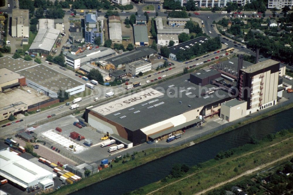 Aerial image Berlin - Building and production halls on the premises of Kaffeegrosshaendler Jacobs Douwe Egberts in Berlin, Germany