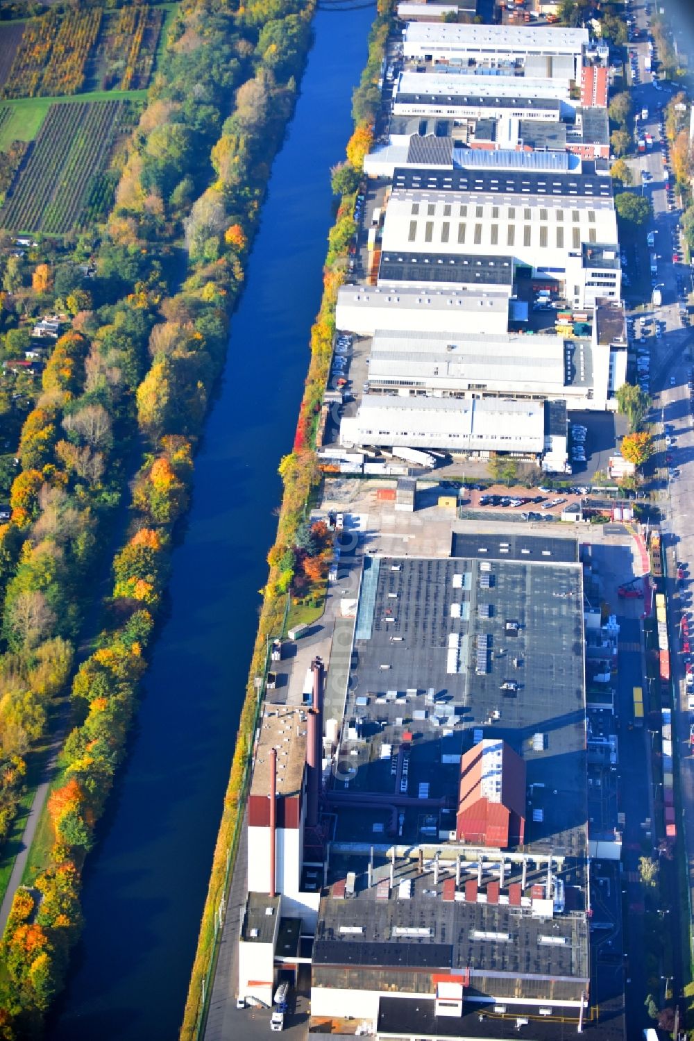 Berlin from the bird's eye view: Building and production halls on the premises of Kaffeegrosshaendler Jacobs Douwe Egberts in Berlin, Germany