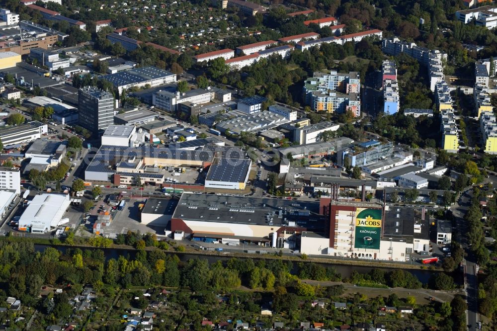 Aerial image Berlin - Building and production halls on the premises of Kaffeegrosshaendler Jacobs Douwe Egberts in Berlin, Germany