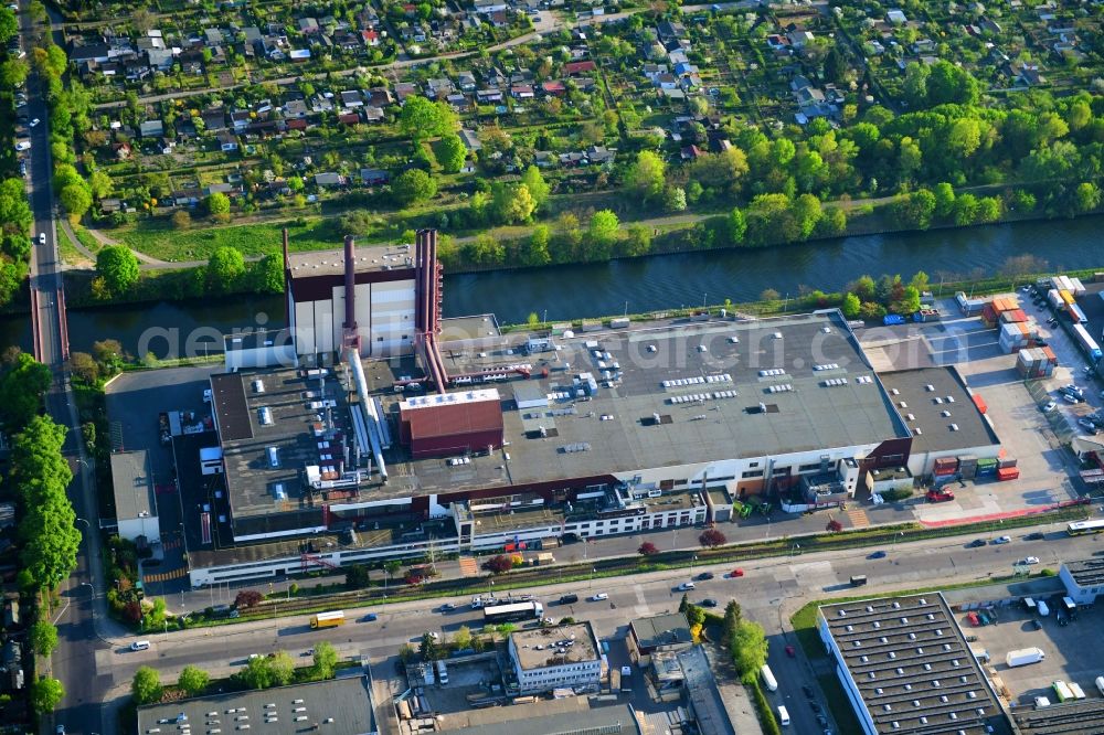 Berlin from the bird's eye view: Building and production halls on the premises of Kaffeegrosshaendler Jacobs Douwe Egberts in Berlin, Germany