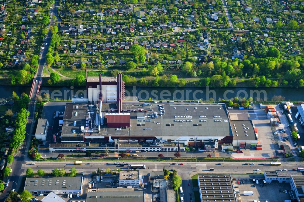 Aerial image Berlin - Building and production halls on the premises of Kaffeegrosshaendler Jacobs Douwe Egberts in Berlin, Germany