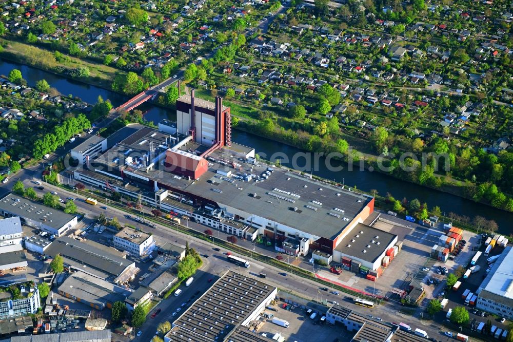 Aerial photograph Berlin - Building and production halls on the premises of Kaffeegrosshaendler Jacobs Douwe Egberts in Berlin, Germany