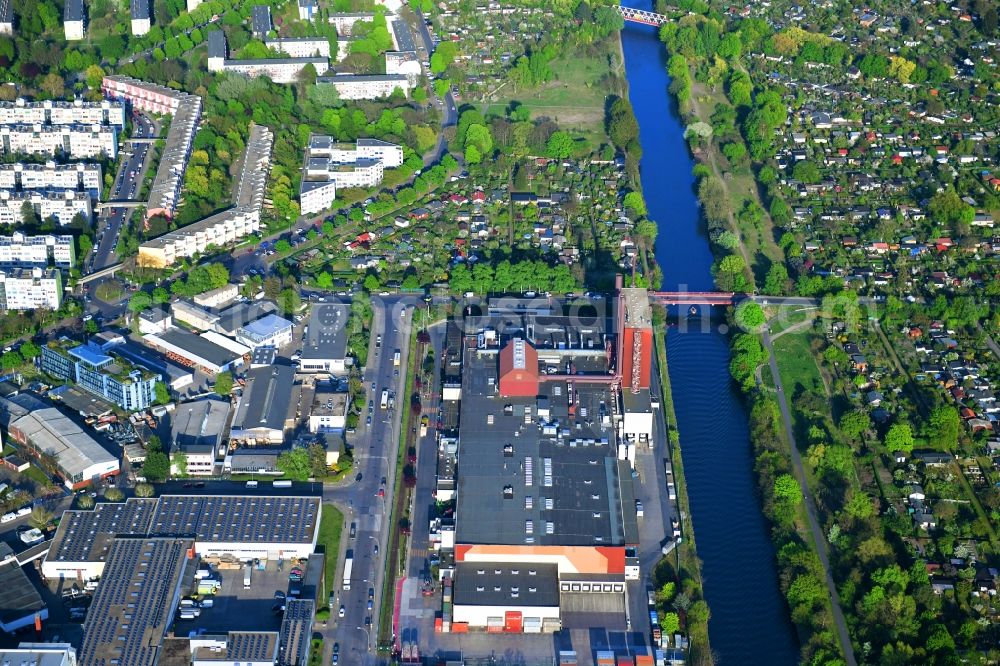 Berlin from above - Building and production halls on the premises of Kaffeegrosshaendler Jacobs Douwe Egberts in Berlin, Germany