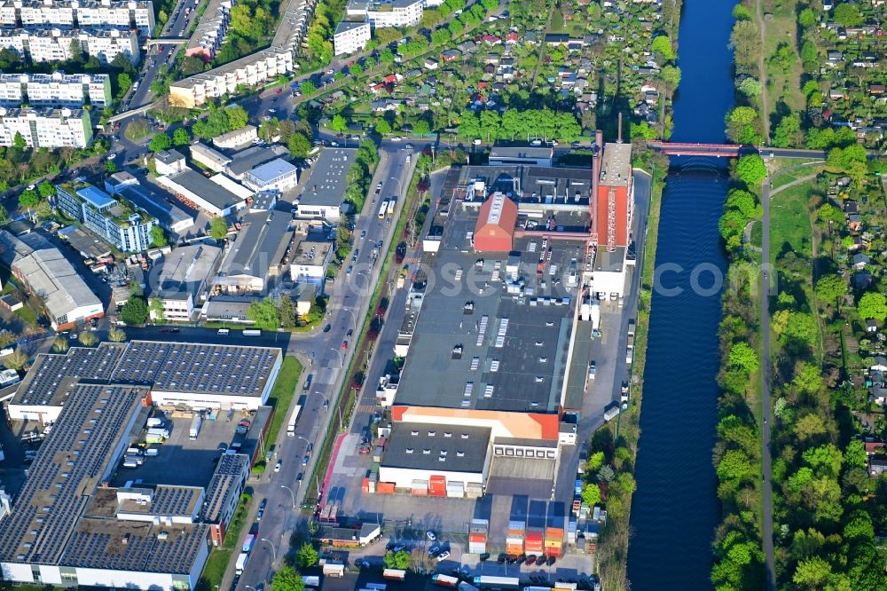 Berlin from the bird's eye view: Building and production halls on the premises of Kaffeegrosshaendler Jacobs Douwe Egberts in Berlin, Germany