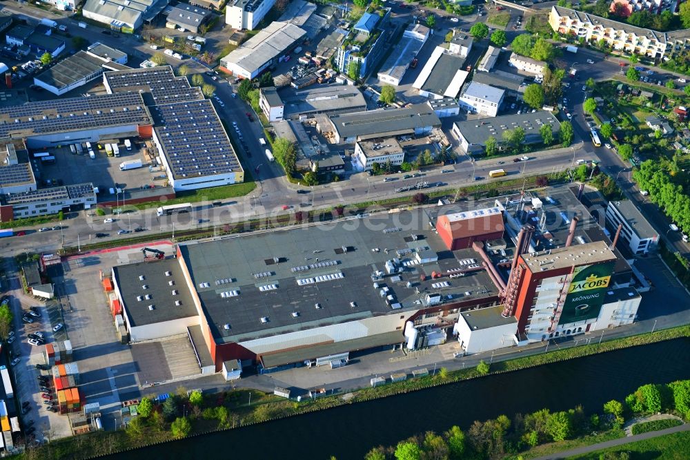 Aerial image Berlin - Building and production halls on the premises of Kaffeegrosshaendler Jacobs Douwe Egberts in Berlin, Germany