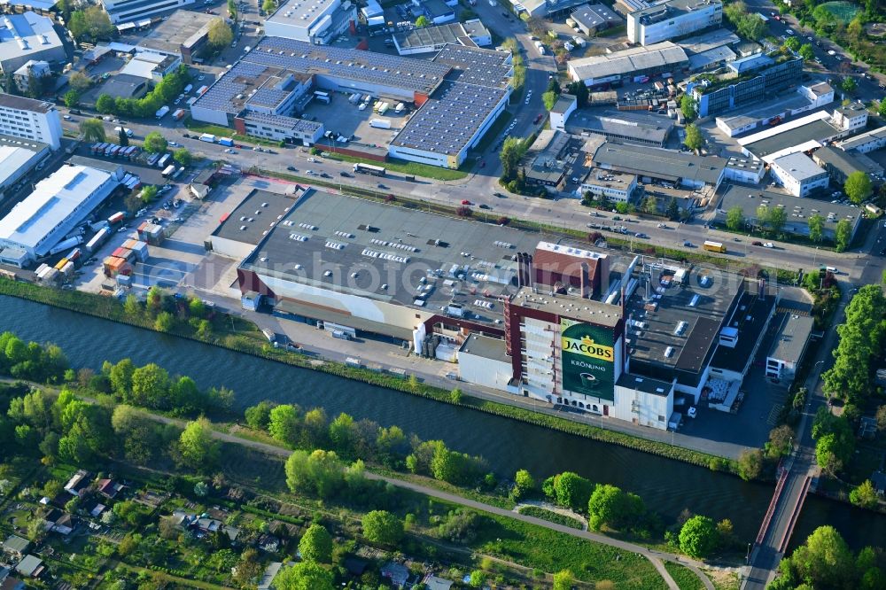 Aerial image Berlin - Building and production halls on the premises of Kaffeegrosshaendler Jacobs Douwe Egberts in Berlin, Germany