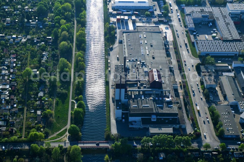 Aerial photograph Berlin - Building and production halls on the premises of Kaffeegrosshaendler Jacobs Douwe Egberts in Berlin, Germany