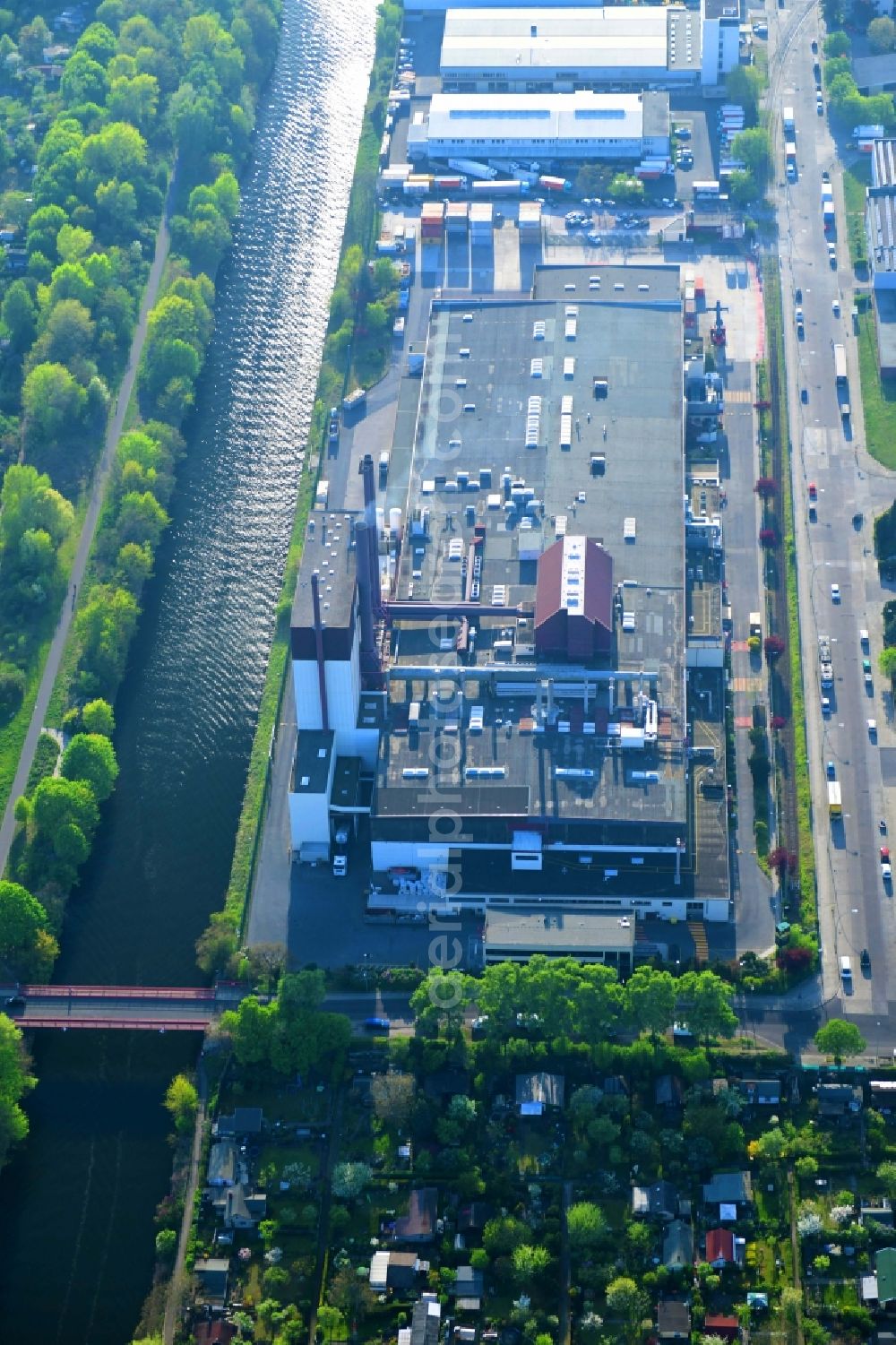 Berlin from above - Building and production halls on the premises of Kaffeegrosshaendler Jacobs Douwe Egberts in Berlin, Germany